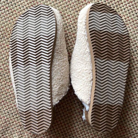 NWOT Old Navy beige fuzzy mules. Perfect for Fall. - Picture 3 of 3
